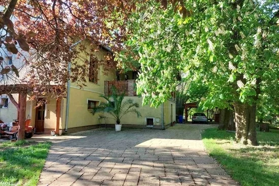 	Debrecenhez közel a 4 sz. főút mentén kúria, nagy telekkel eladó.