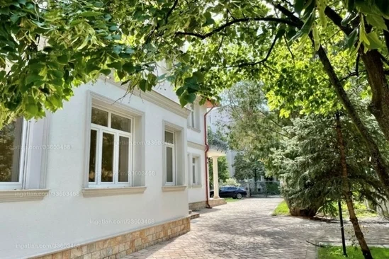 Debrecen, Sestakertben 700 nm- es villa épület eladó.