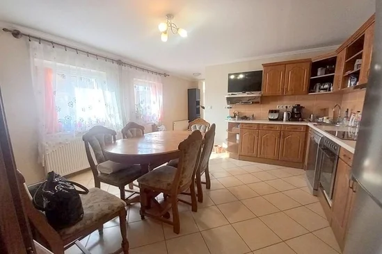 Téglás központjában  120 nm-es, felújított ház eladó.