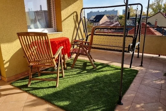 Eladó penthouse jellegű lakás Debrecen szívében – Kiváló állapotú, modern otthon!
