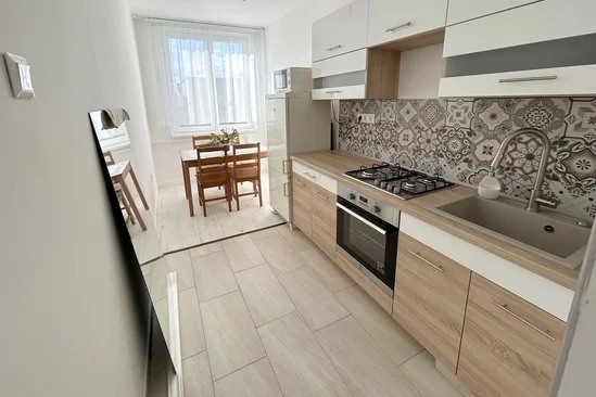 Eladó Debrecen Nagyerdő szélén,  felújított, modern 2 szobás étkező-konyhás  lakás!