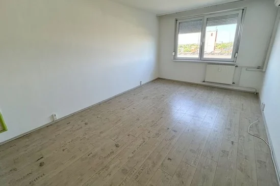 Debrecen egyik legkedveltebb városrészében, Vénkertben eladó egy 35 m²-es, 1+1 szobás, azonnal költözhető lakás.