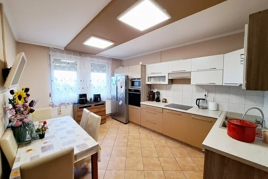 Eladó Debrecen–Tócóskertben egy 63 m²-es, igényesen felújított, 2+1 szobás, étkezőkonyhás társasházi lakás