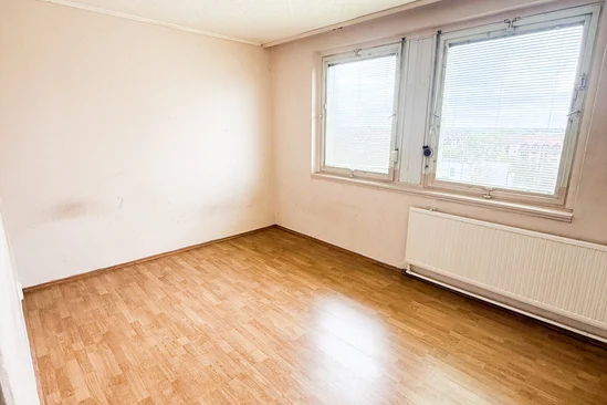 Felújítandó, tágas panel lakás erkéllyel kiváló elosztás, jó lehetőség a Derék utca környékén!