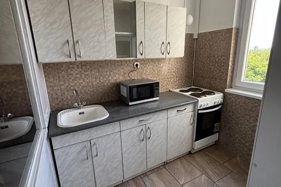 Debrecen Sestakert: tágas, erkélyes lakás eladó!