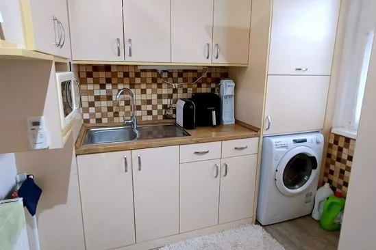 Debrecenben az Újkertben 75 nm-es 3 szobás, 3 erkélyes, felújított lakás.