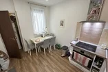 Debrecenben a Nagyerdő alján 60 nm-es 1+2 fél szobás, felújított, magasföldszinti lakás.