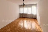 Ez a kellemes, 1.emeleti lakás a nyugalom és a természet közelsége mellett kínál modern kényelmet és praktikusságot.