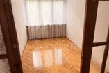 Ez a kellemes, 1.emeleti lakás a nyugalom és a természet közelsége mellett kínál modern kényelmet és praktikusságot.