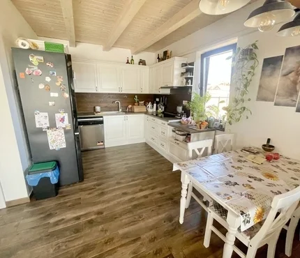 Ebes csendes és barátságos utcájában egy 2021-ben épült, kiváló állapotú családi ház keresi új tulajdonosát.