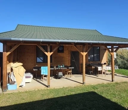 Eladó Panorámás, Teljesen Felszerelt Nyaraló a Kadarcsi Sporthorgásztónál  Saját Stéggel, Csodás Környezetben!