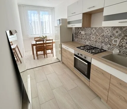 Eladó Debrecen Nagyerdő szélén,  felújított, modern 2 szobás étkező-konyhás  lakás!