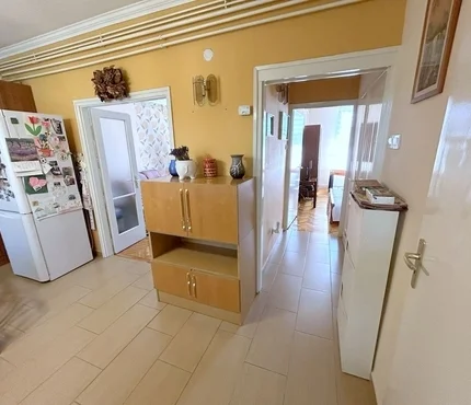 Debrecen, Kerekestelep városrészben tégla építésű társasházban 60 nm- es 2 szobás, étkezős, lakás eladó.