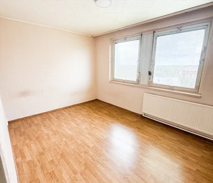 Felújítandó, tágas panel lakás erkéllyel kiváló elosztás, jó lehetőség a Derék utca környékén!