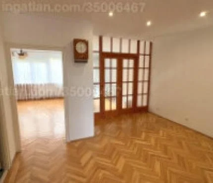 Ez a kellemes, 1.emeleti lakás a nyugalom és a természet közelsége mellett kínál modern kényelmet és praktikusságot.