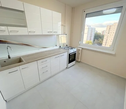 Eladó Debrecen, Vénkertben egy teljeskörűen felújított, azonnal költözhető 64 m²-es, 2+1 szobás lakás