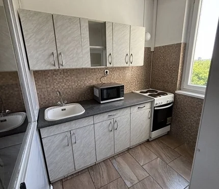 Debrecen Sestakert: tágas, erkélyes lakás eladó!