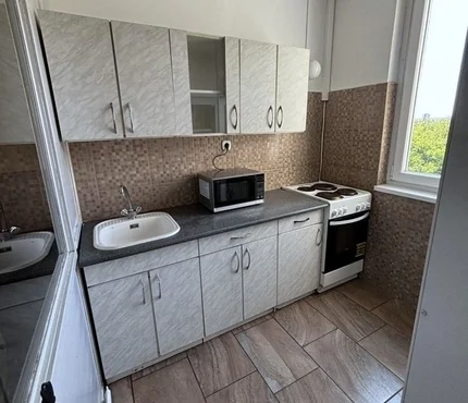 Debrecenben a Sestakertben 70 nm-es 1+2 szobás, étkezős, erkélyes lakás eladó.