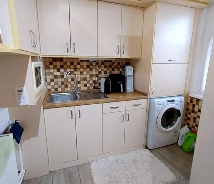 Debrecenben az Újkertben 75 nm-es 3 szobás, 3 erkélyes, felújított lakás.